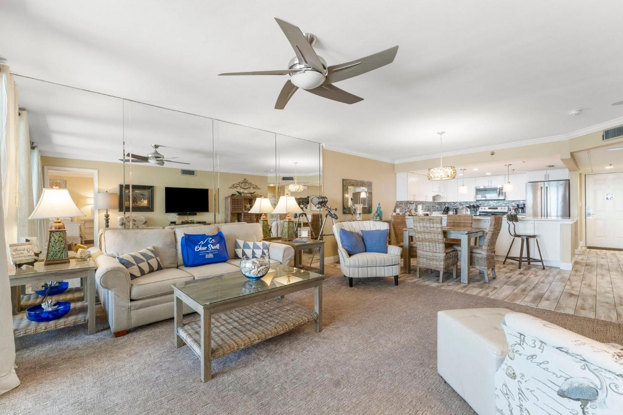 Stunning 2/2 Designer W Coastal Appeal Right On The Gulf! Holiday home