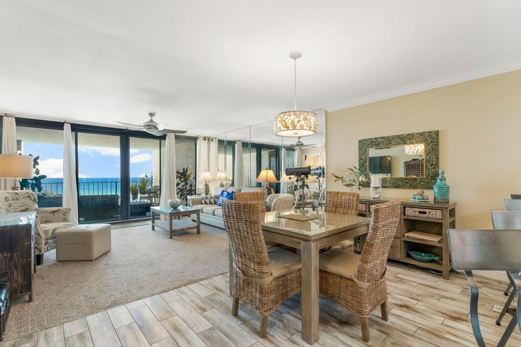 Holiday home Stunning 2/2 Designer W Coastal Appeal Right On The Gulf!