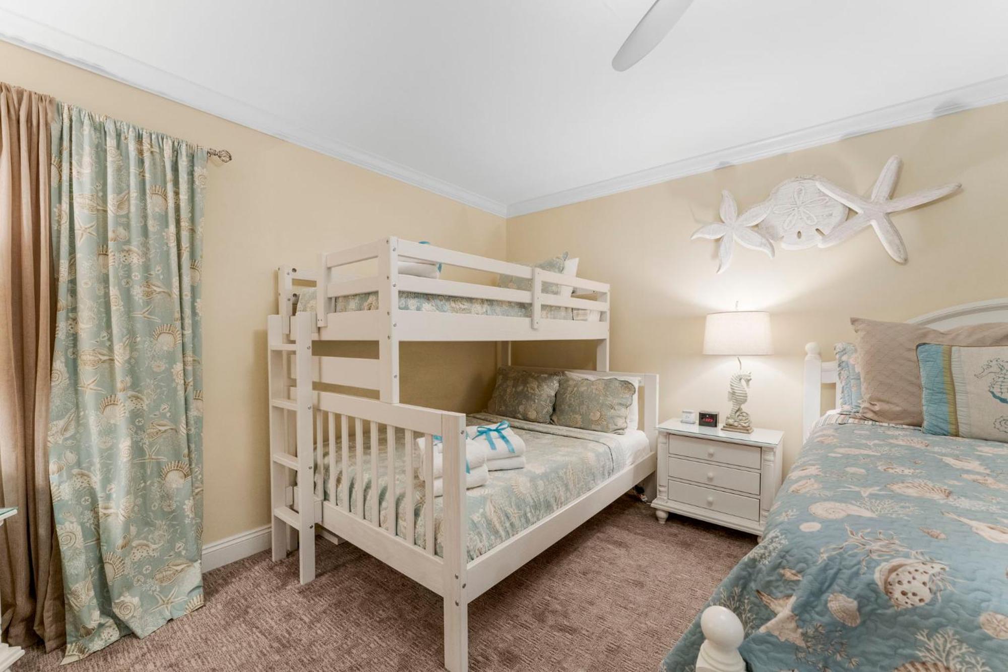 Holiday home Stunning 2/2 Designer W Coastal Appeal Right On The Gulf!
