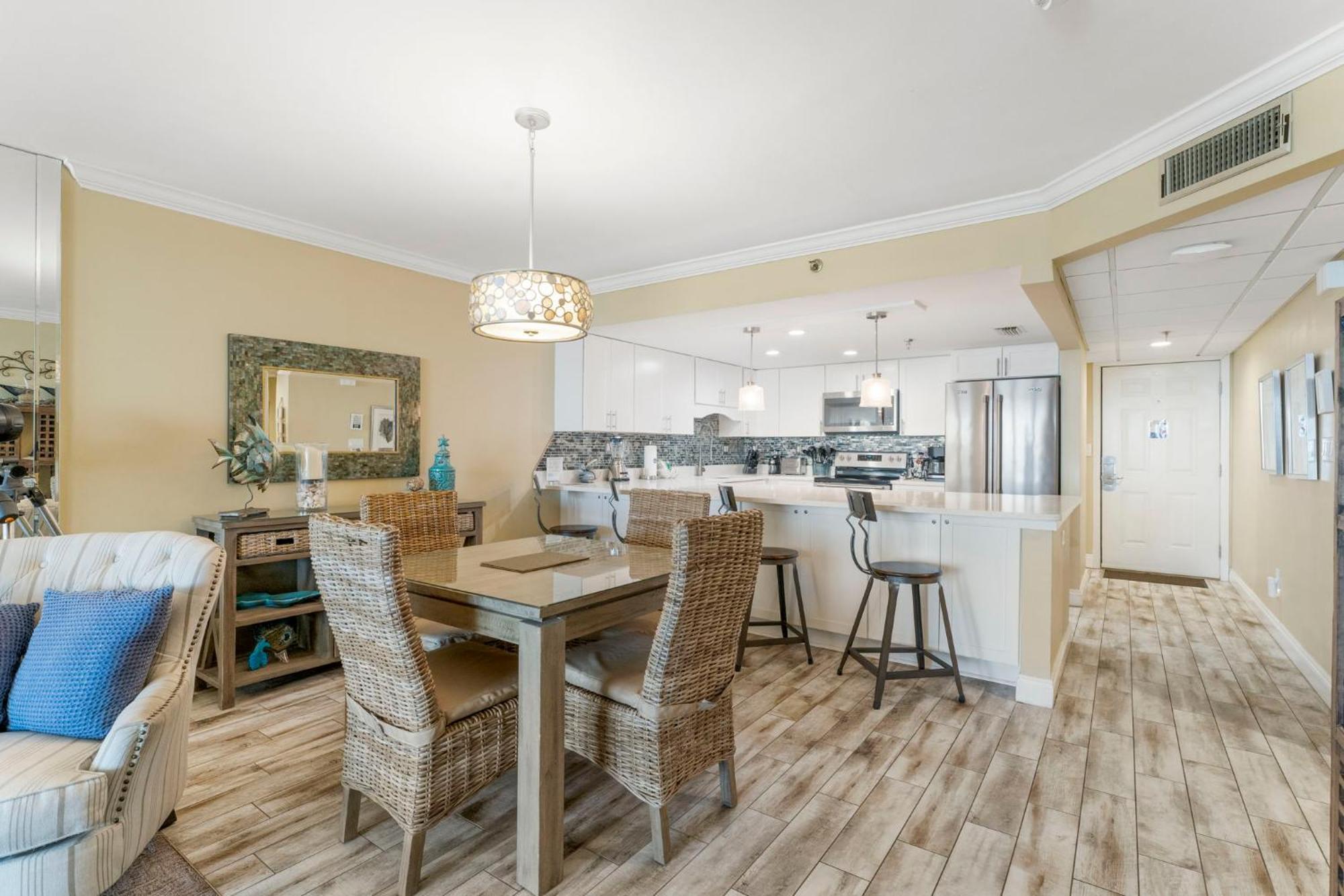 Holiday home Stunning 2/2 Designer W Coastal Appeal Right On The Gulf! Panama City Beach