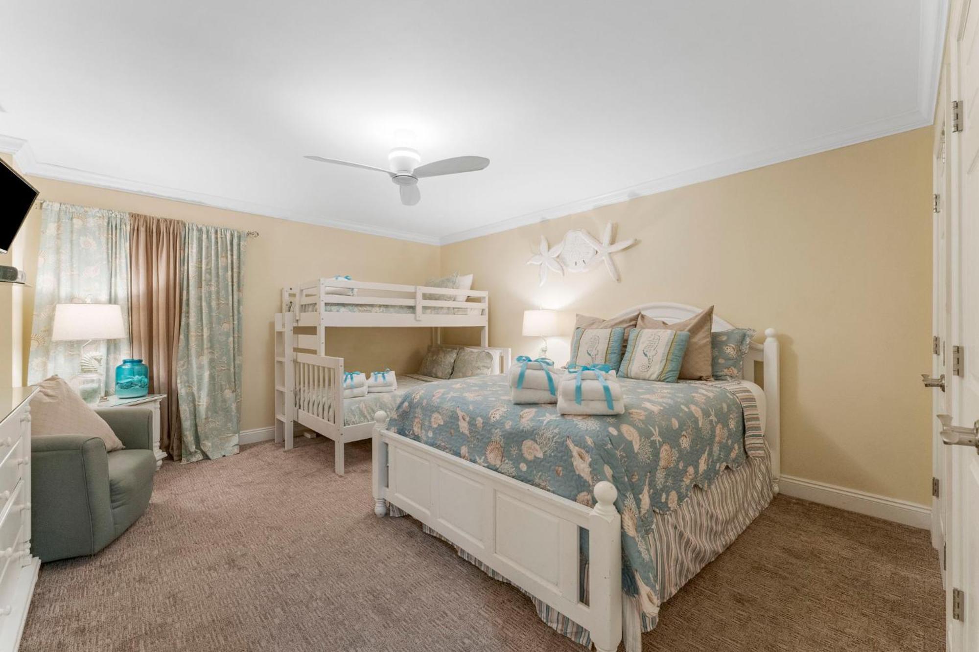 Holiday home Stunning 2/2 Designer W Coastal Appeal Right On The Gulf! *