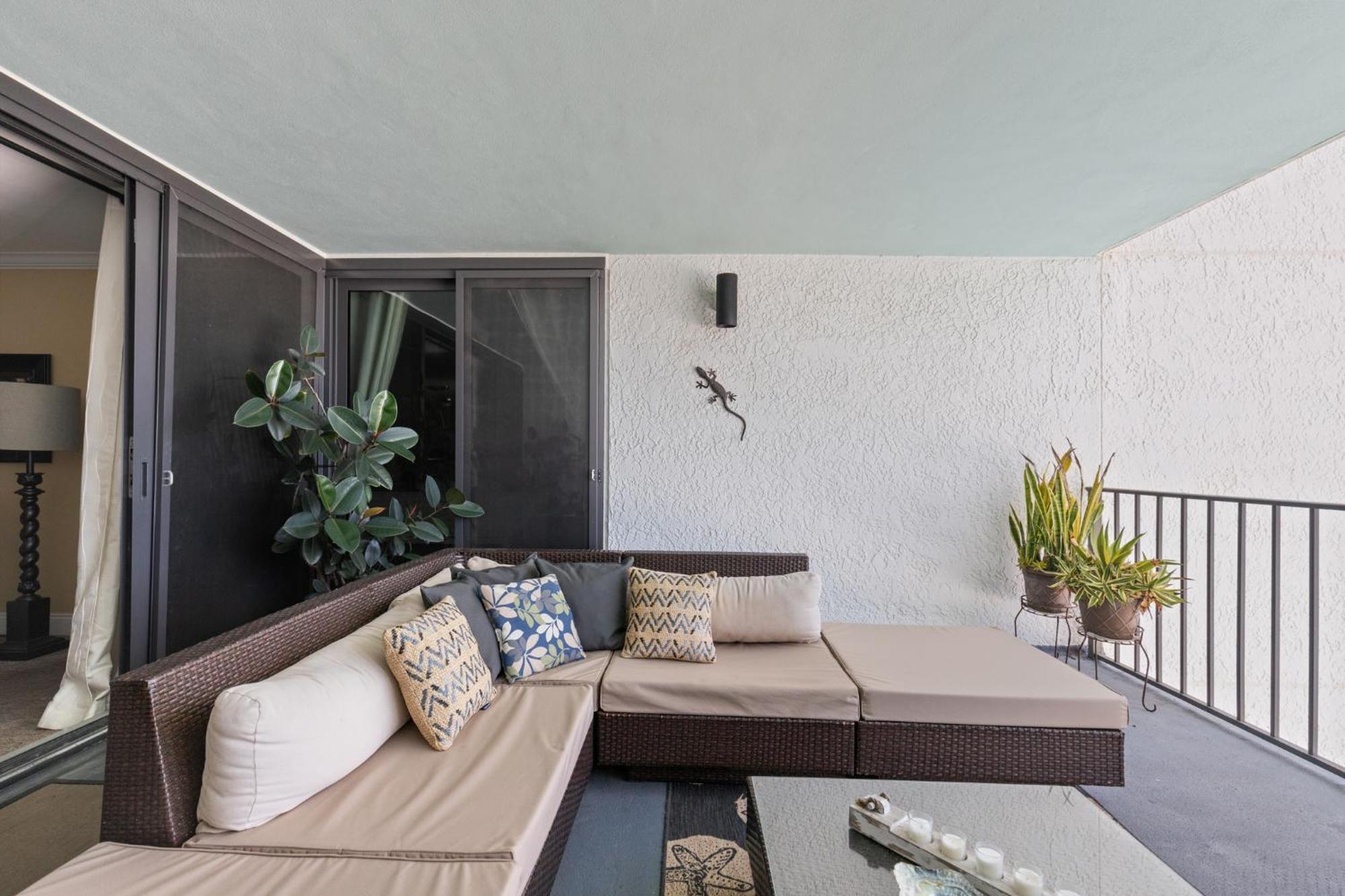 Stunning 2/2 Designer W Coastal Appeal Right On The Gulf! Holiday home